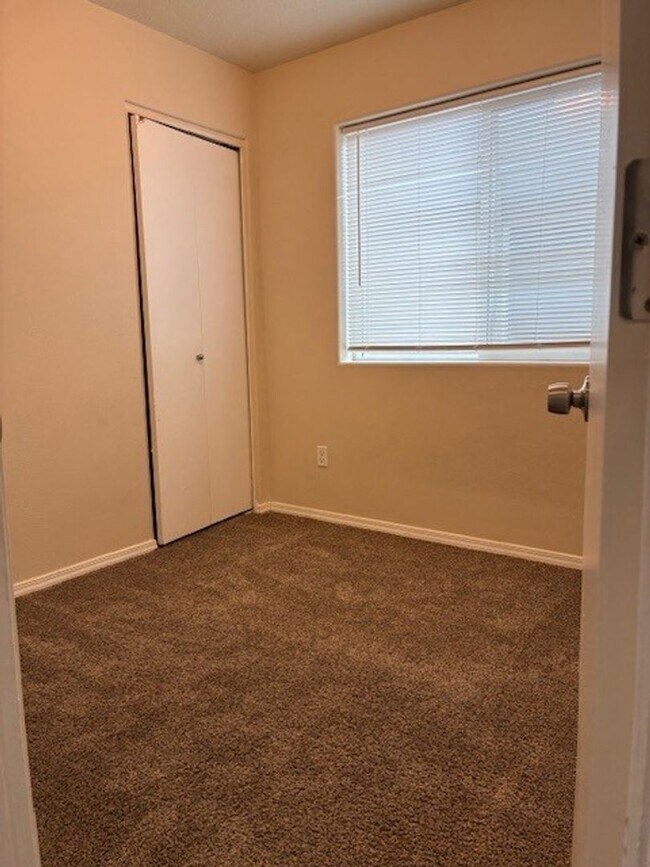 Building Photo - Division 16 Plex