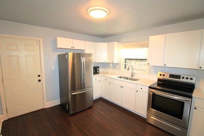 Building Photo - 2 bedroom Ranch with Fenced in Back Yard!!