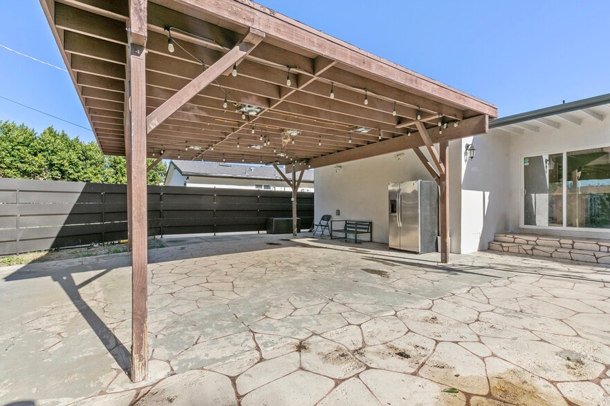 Building Photo - 7911 Fulton Ave