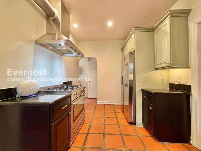 Building Photo - 132 N Crescent Heights Blvd