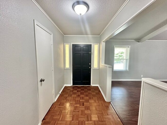 Building Photo - Beautiful 4 Bedroom 2 Bathroom home in Tyler!