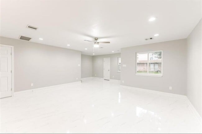 Building Photo - 5763 Easthampton Dr