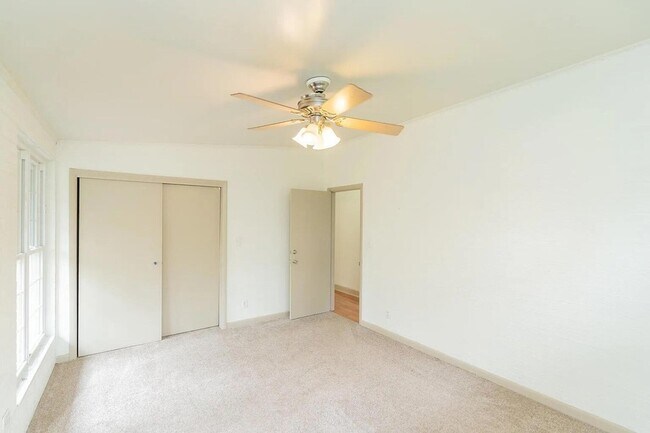 Building Photo - 203 Hathaway Dr