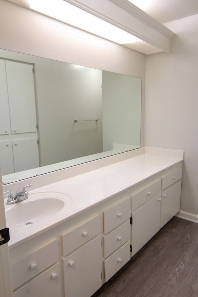 Building Photo - Remodeled Redding Condo!