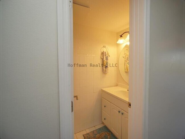 Building Photo - Waterfront 2BR Condo with Private Garage and Water Views in Tampa