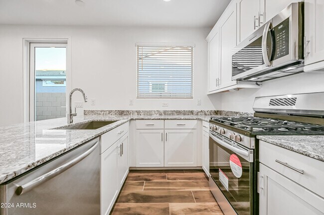 Building Photo - 7574 W Jackrabbit Ln