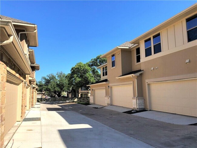 Building Photo - 13800 Lyndhurst St