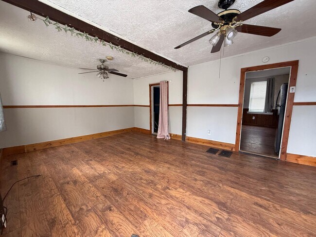 Building Photo - 977 Riverside Dr