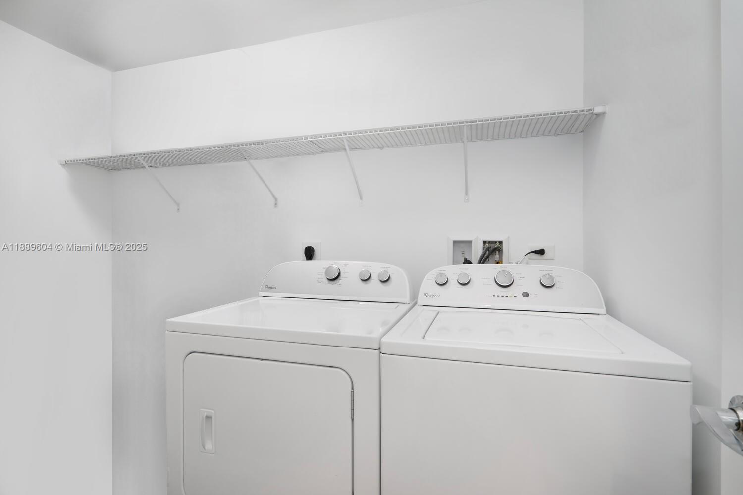 Building Photo - 999 SW 1st Ave