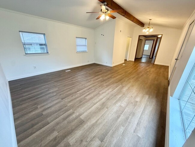 Building Photo - 4-bed, 3-bath, HUGE yard!