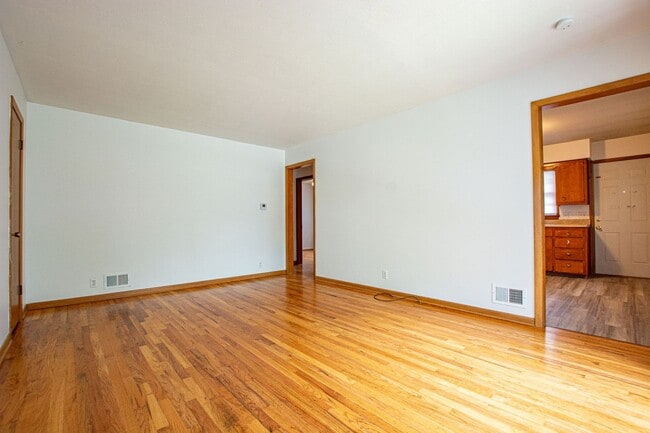 Building Photo - 2 Bedroom / 1 Bath Duplex with Private Basement and Washer/Dryer!