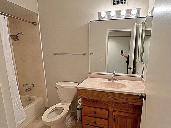 Building Photo - 2 Bedroom Townhome in Las Vegas