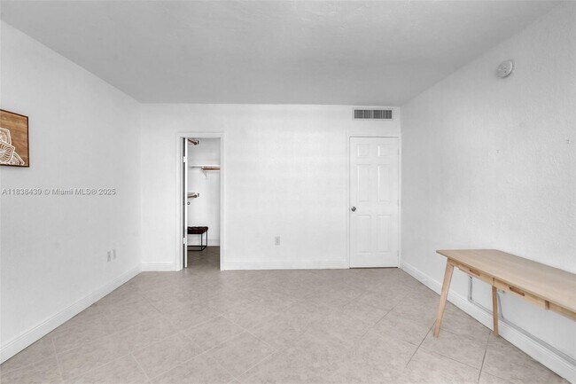 Building Photo - 10350 W Bay Harbor Dr