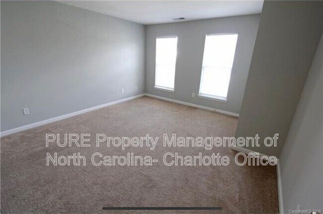 Building Photo - 6033 Queens Walk Ct