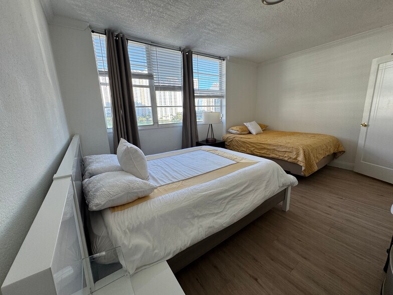 Building Photo - 801 Brickell Bay Dr