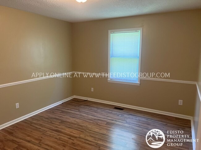 Building Photo - Centrally Located Two Bedroom, One Bathroom Home