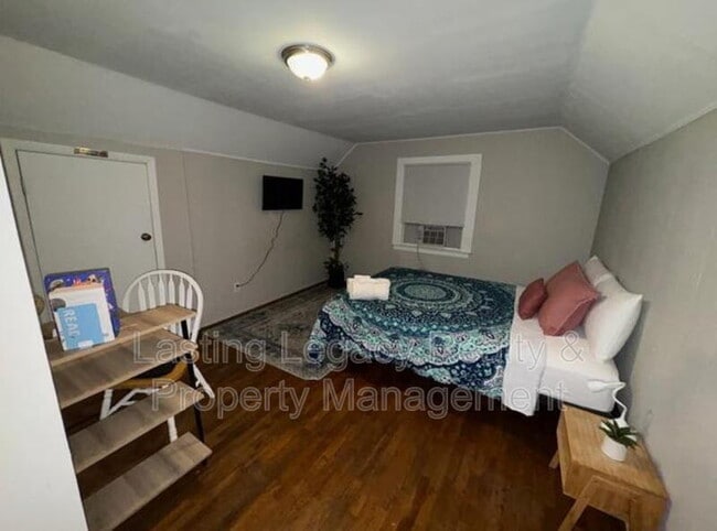 Building Photo - 1227 Brookwood Dr