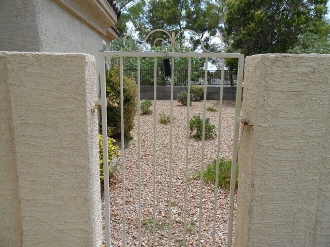 Building Photo - Single Story, 3 bedroom in Peccole Ranch!