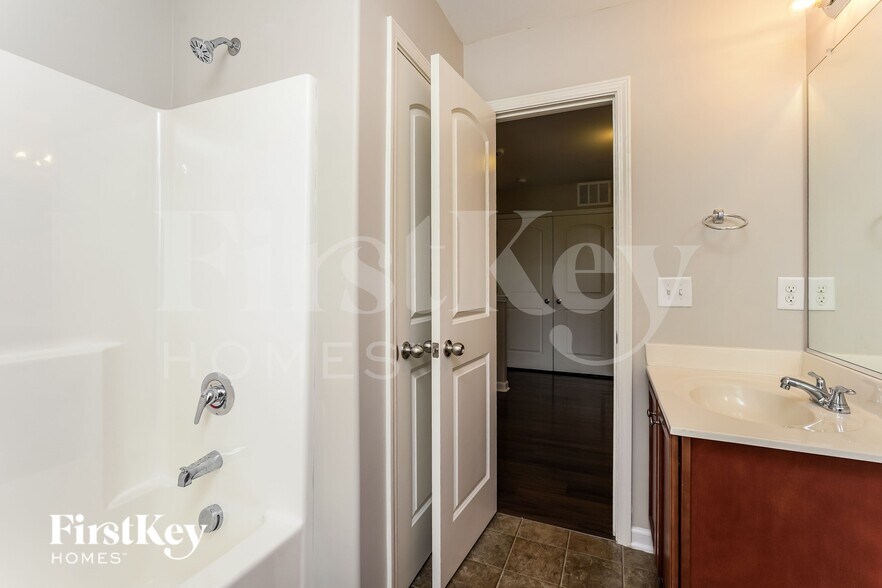 Building Photo - 6600 Maderia Ct