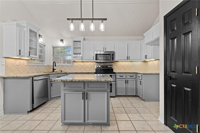 Building Photo - 418 Canoe Dr