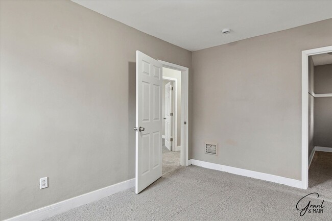 Building Photo - $1500 Large 3 bedroom home