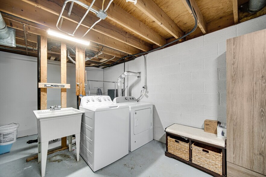 Building Photo - 560 Kathleen Dr