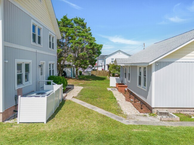 Shared backyard and grassy areas - 1618 Perrin Dr