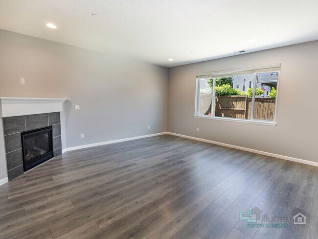 Building Photo - Spacious 4 Bedroom Home with Solar Power Near Cooper Mountain Nature Park