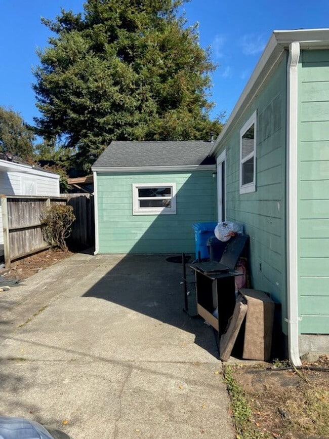 Building Photo - Close to Cal Poly Humboldt, 4/2 house!