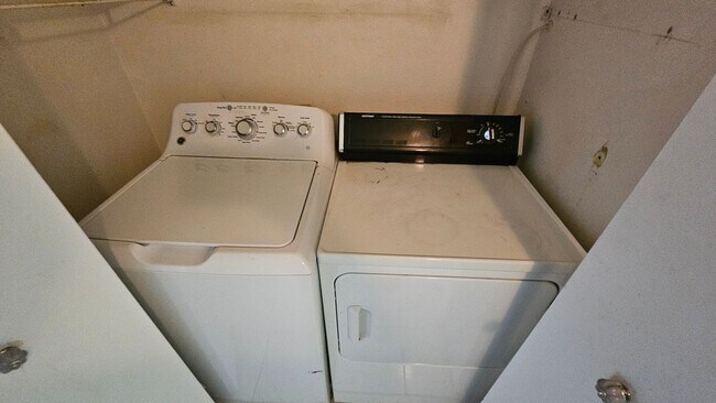 Building Photo - Cute Condo close to the Strip!!!