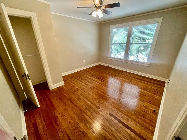 Building Photo - 611 Lakeland Dr