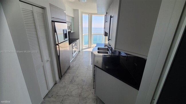 Building Photo - 3 br, 2.5 bath Condo - 6365 Collins Ave En...