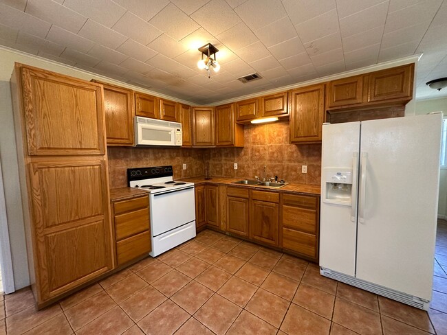 Building Photo - Well Maintained 1 Bedroom 1 Bath House For...