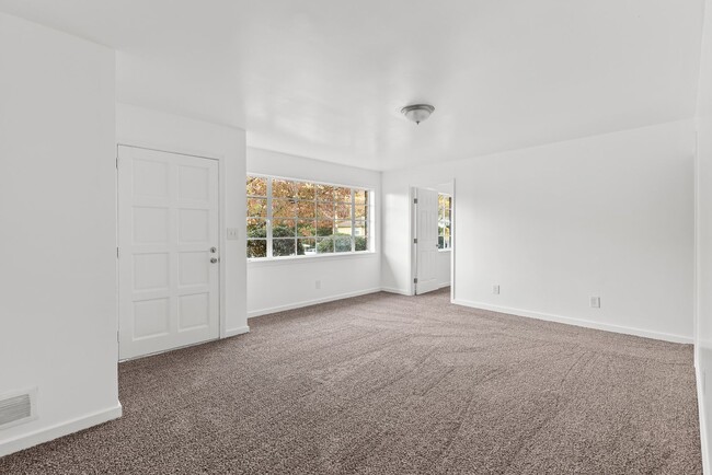 Building Photo - Beautifully Renovated 4 Bedroom 1 Bath Hom...