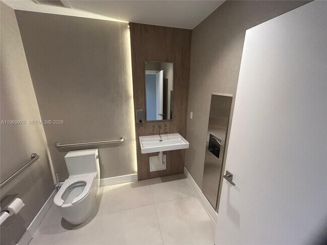 Building Photo - 801 N Venetian Dr