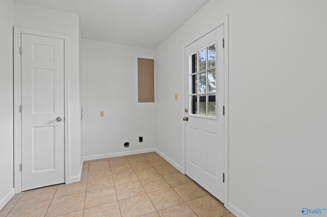 Building Photo - 15153 New Cut Rd