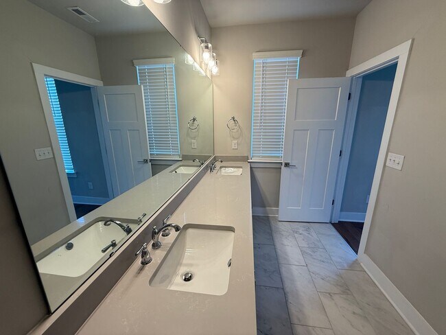 Building Photo - Beauitiful Home in the heart of Ballantyne!!