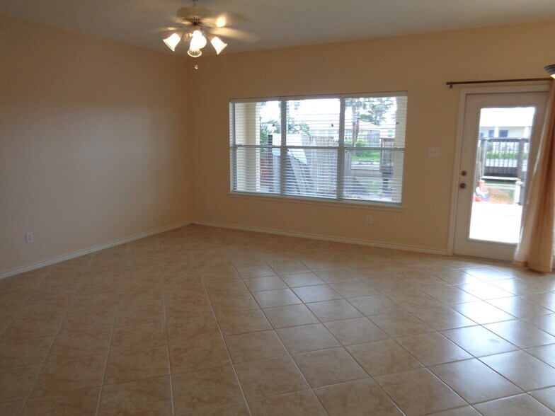 Living - 15505 Cruiser St