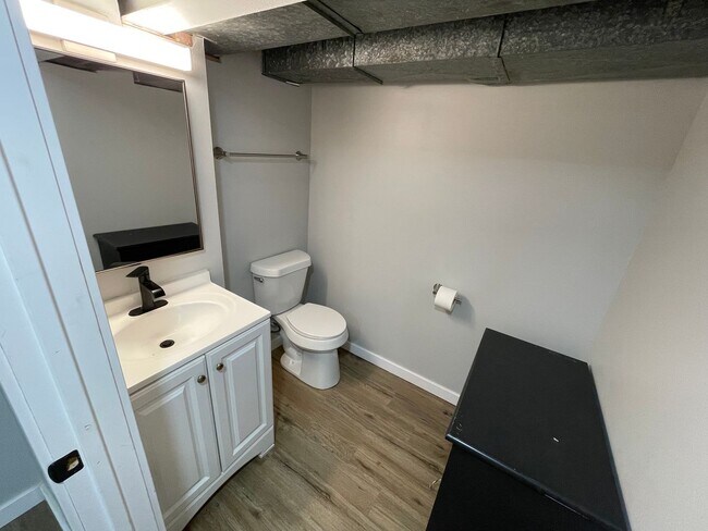 Building Photo - 630 Dornbush St