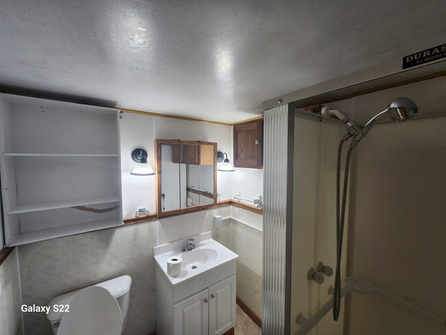 Building Photo - Upper Unit 3 bedrooms & shared garage
