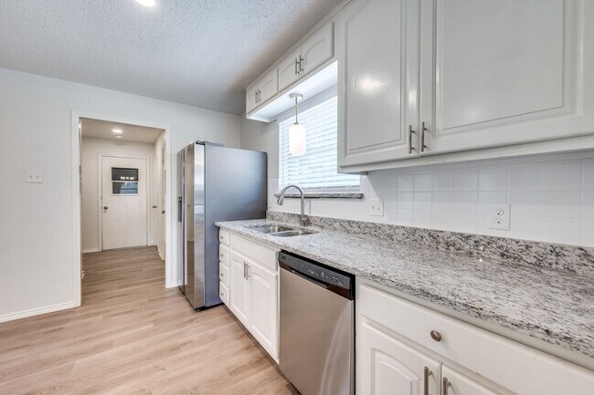 Building Photo - 1710 Green Oaks Dr