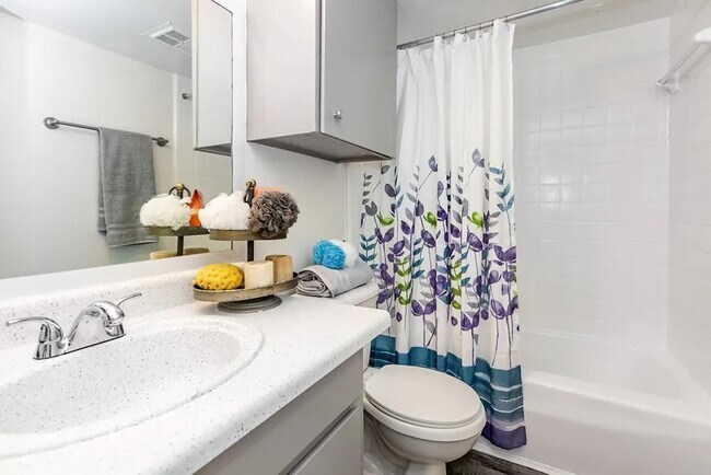 Building Photo - 4400 Memorial Dr