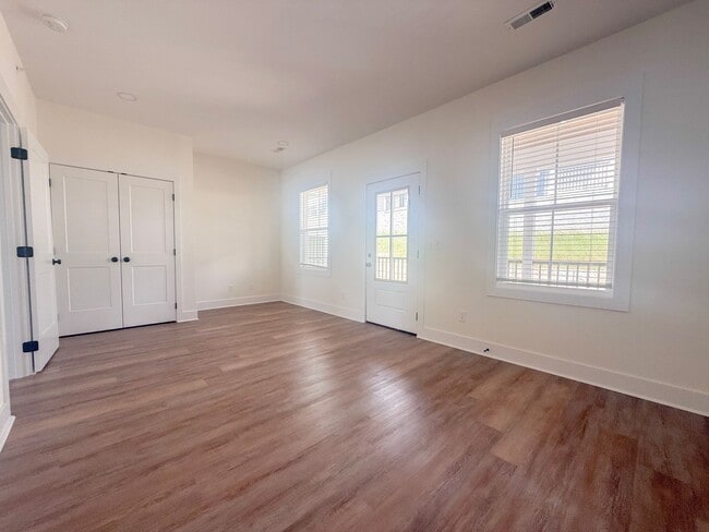 Building Photo - 1347 Belfair St