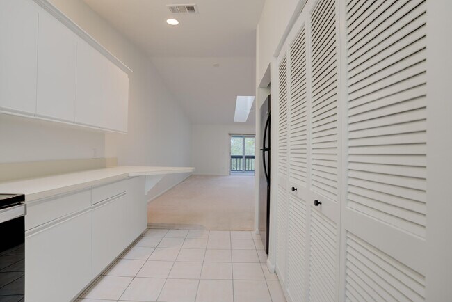 Building Photo - 8291 SE Croft Cir