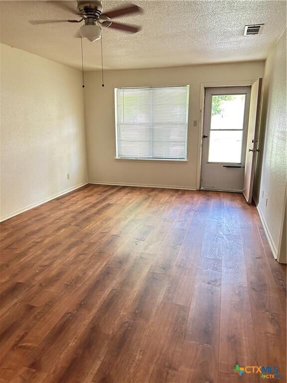 Building Photo - 1051 Country Club Dr