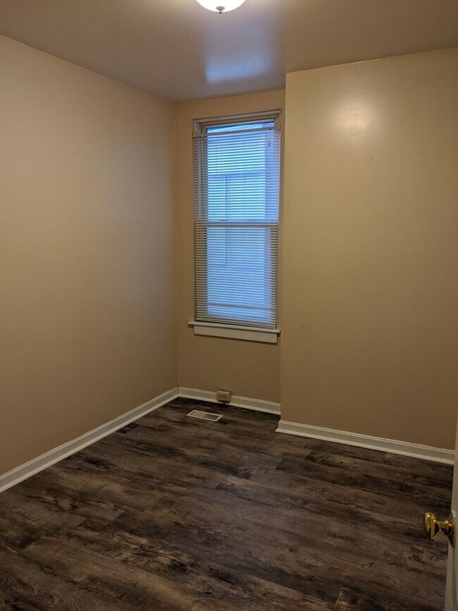Building Photo - South Oakland renovated apartment