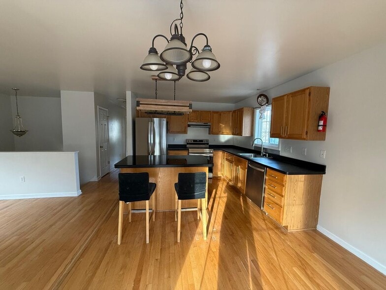 Building Photo - 845 Hart St