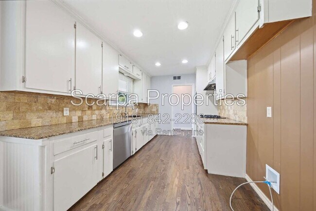 Building Photo - 2820 S Hudson Ave