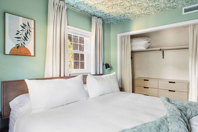 Building Photo - 1790 Wilshire Dr