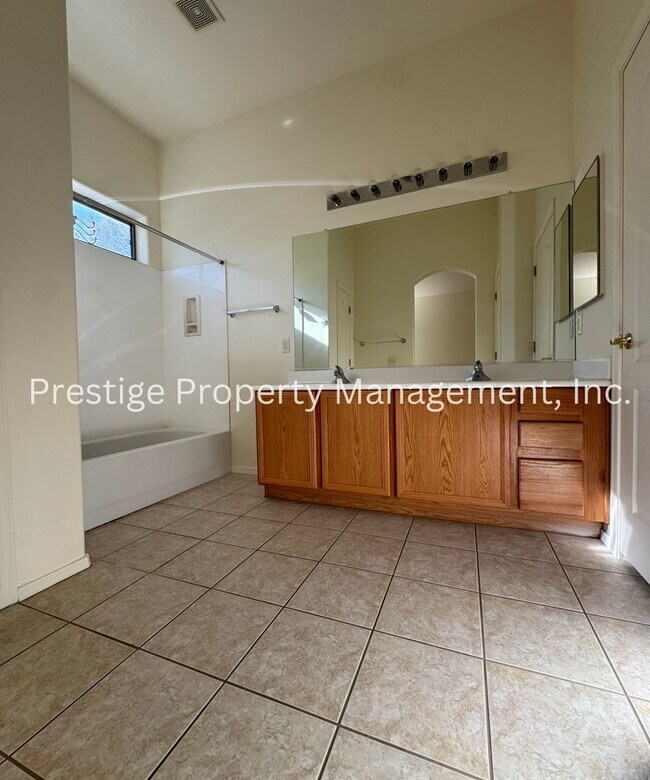 Building Photo - 3/2 Spacious Vail Home, Must See!